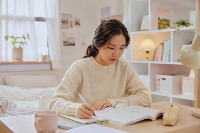 서재에서 공부하는 30대 여성