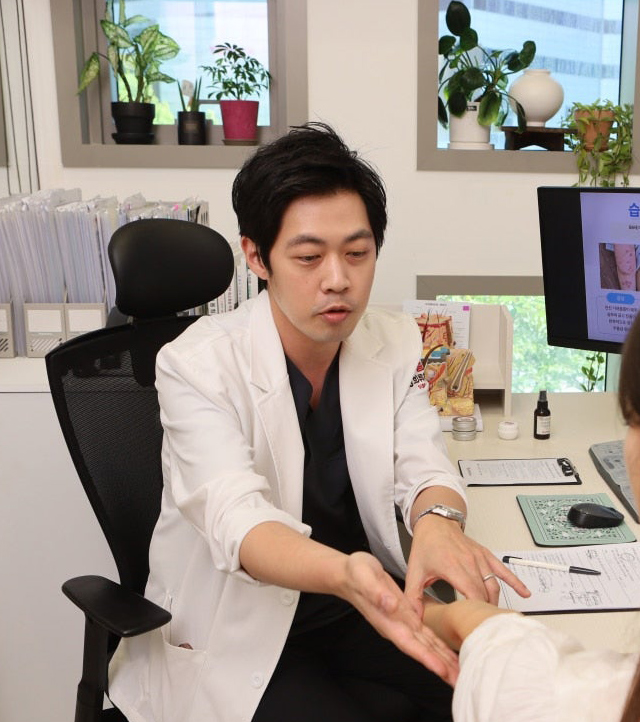 한의사가 환자와 상담하는 모습