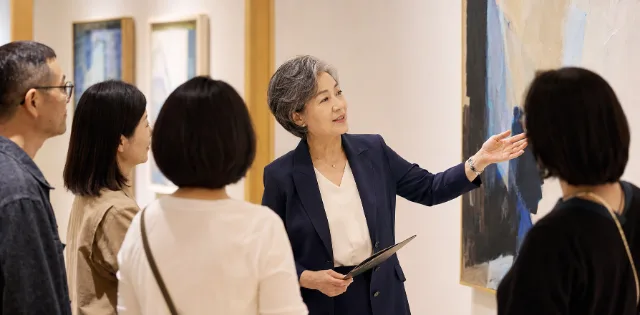 전시를 안내하는 도슨트